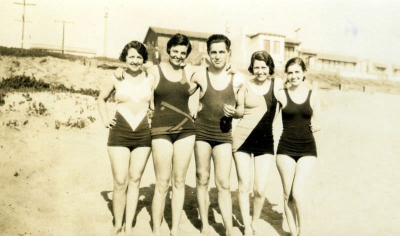 #17 When Men’s and Women’s Swimwears Look the Same, 1920s