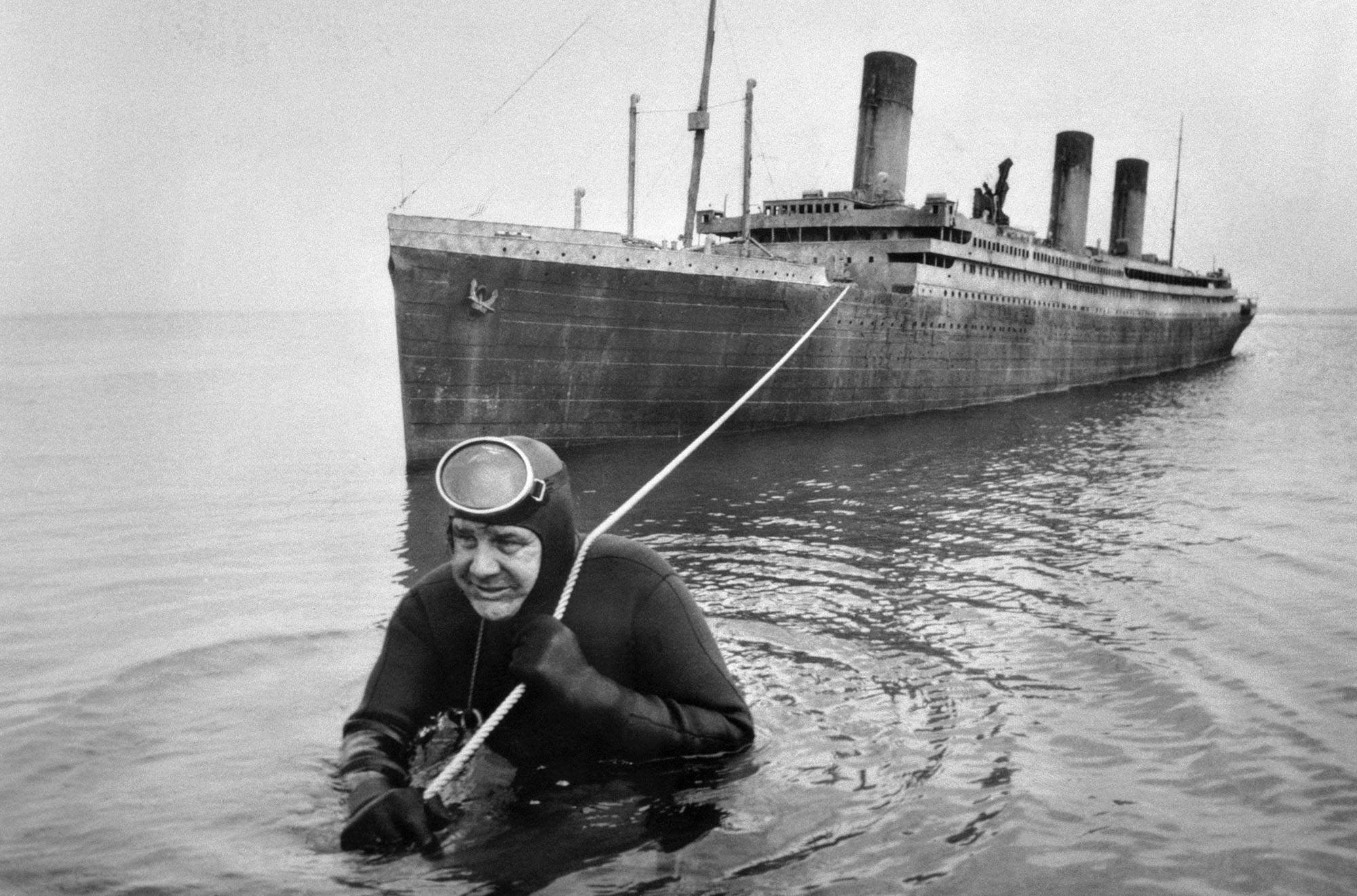 Professional frogman Courtney Brown tows a 55-foot scale model of the Titanic during work on the film “Raise the Titanic!”, 1980