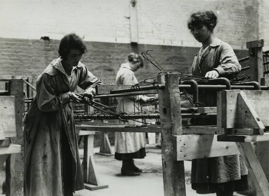 #53 Workers preparing for the construction of concrete ships