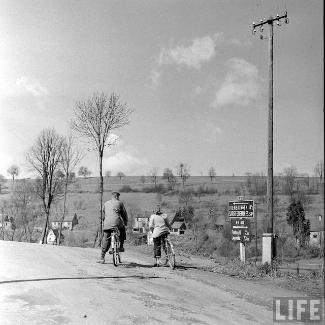 50+ Photos That Capture Honeymoon Of A Couple On Battlefields of WWII WWII
