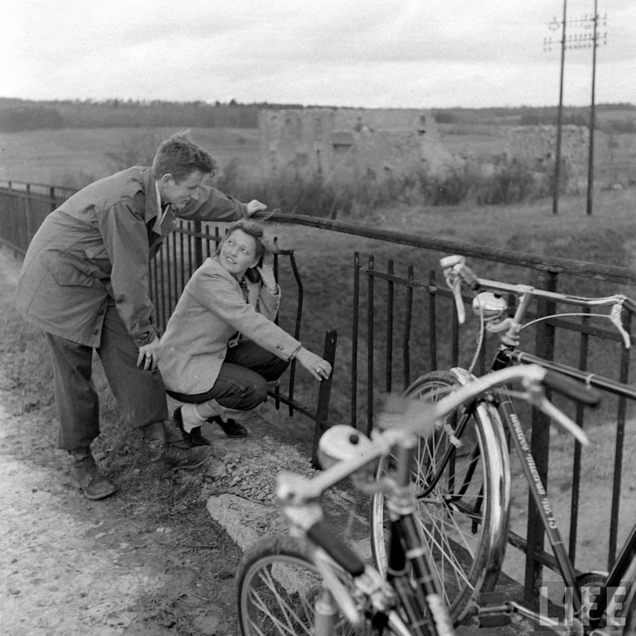 50+ Photos That Capture Honeymoon Of A Couple On Battlefields of WWII WWII