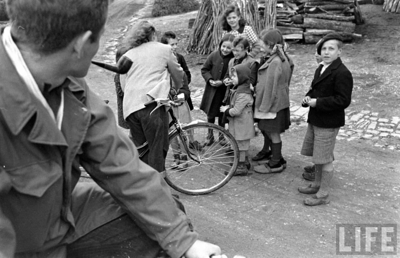 50+ Photos That Capture Honeymoon Of A Couple On Battlefields of WWII WWII