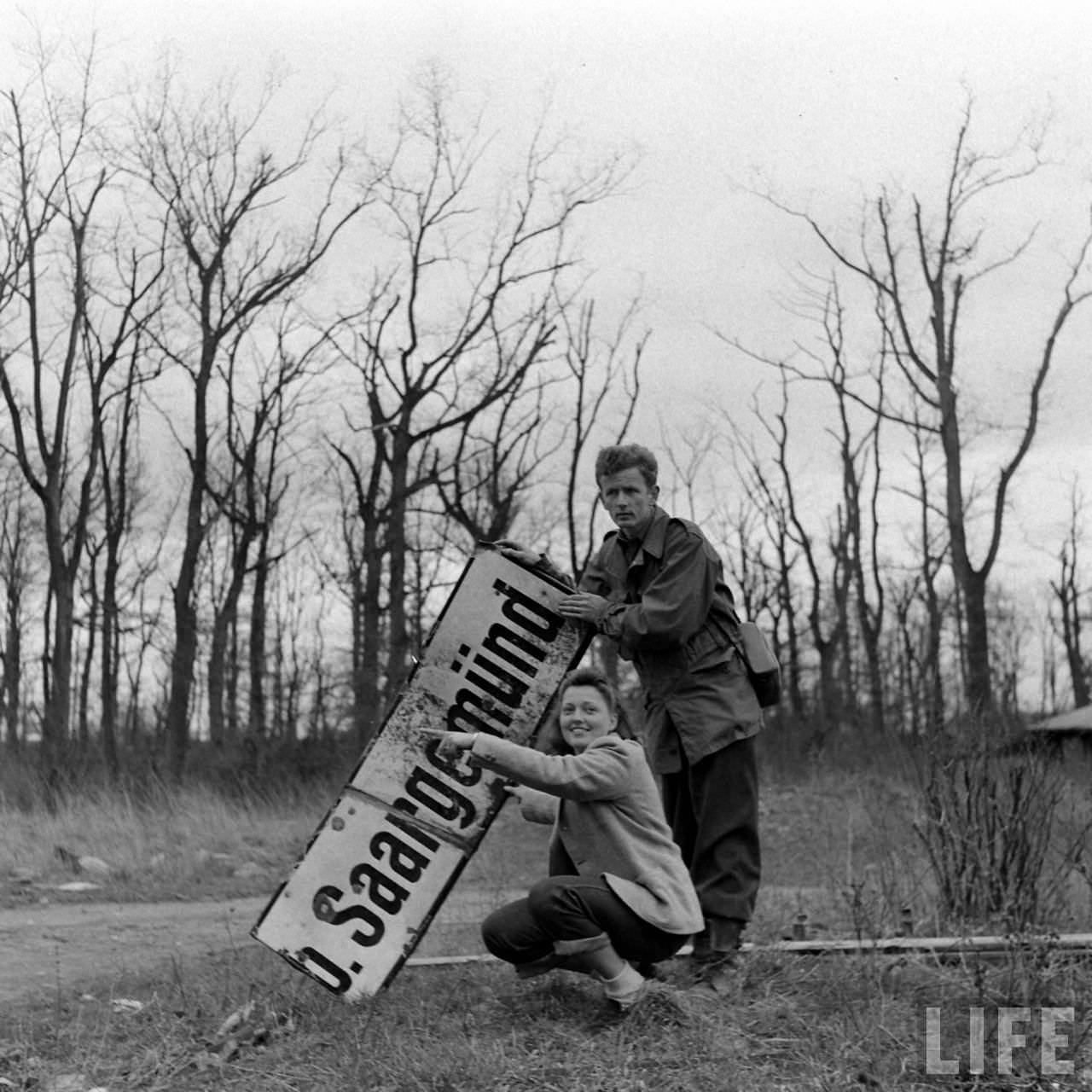 #35 50+ Photos That Capture Honeymoon Of A Couple On Battlefields of WWII #35 WWII
