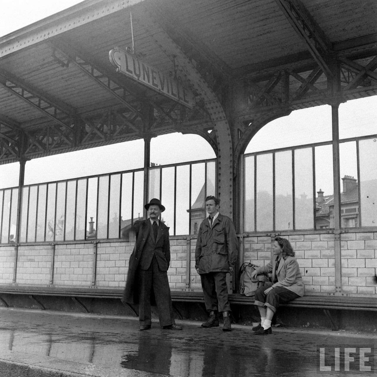50+ Photos That Capture Honeymoon Of A Couple On Battlefields of WWII WWII