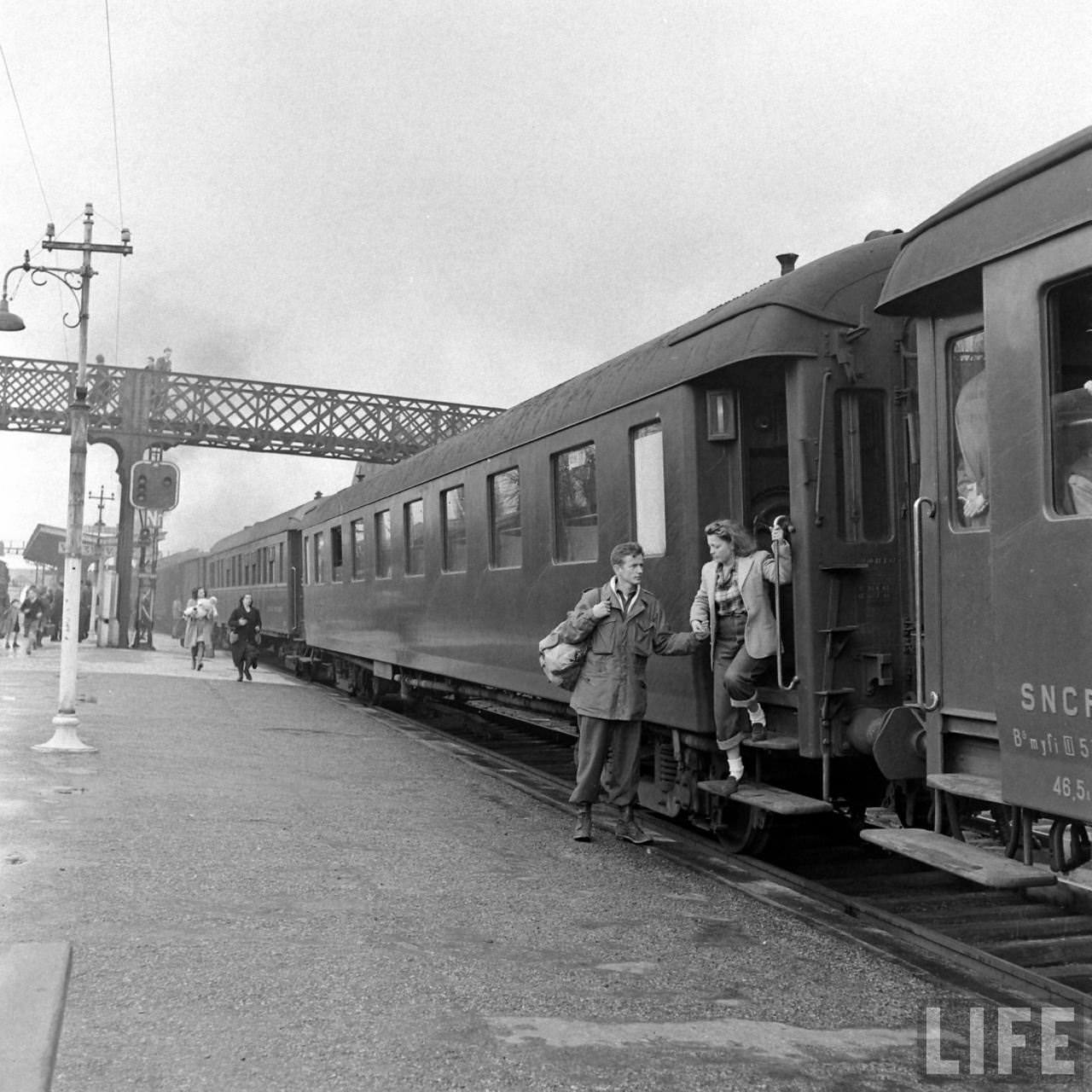 50+ Photos That Capture Honeymoon Of A Couple On Battlefields of WWII WWII