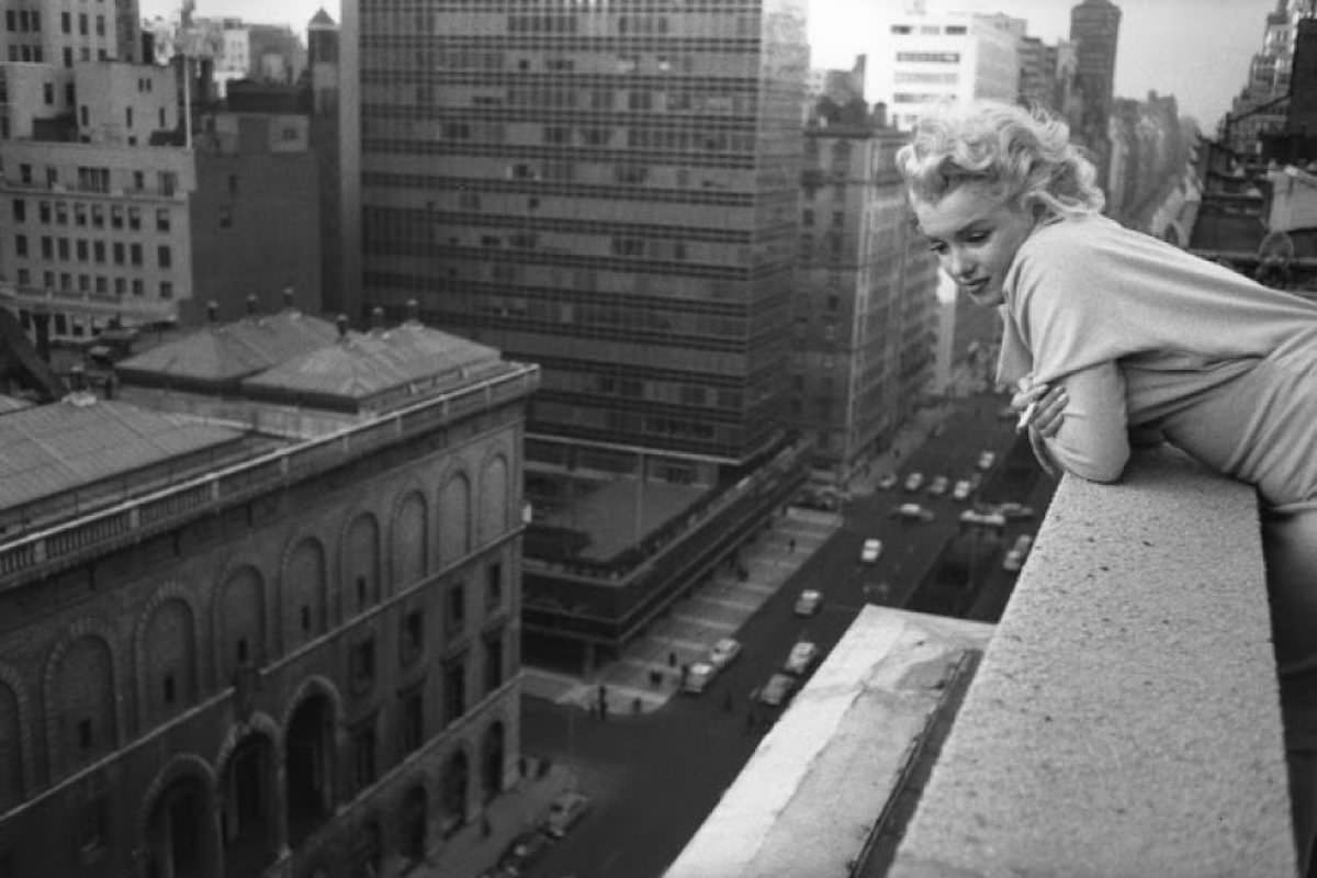 #16 Marilyn Monroe on the balcony of the Ambassador hotel in New York, March 1955