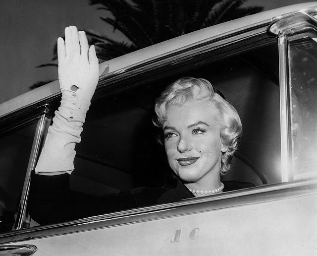 #20 arilyn Monroe waves to fans while leaving court following divorce from Joe Demaggio, 1954