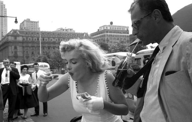 #69 Marilyn Monroe Eating Hot Dogs From a New York Street With Her Husband Arthur Miller, 1957