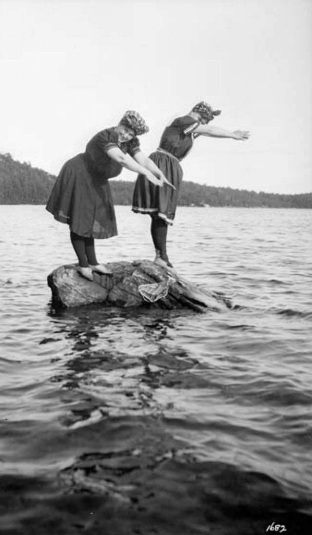 #67 Bathing beauties, 1909