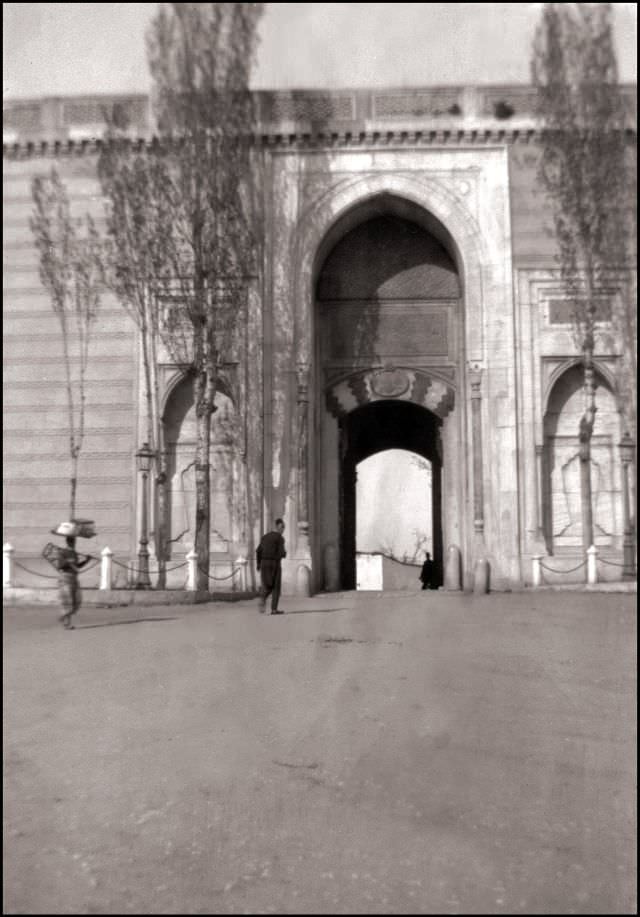 #28 Constantinople. Gate, 1903