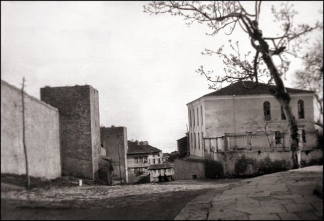 #32 Constantinople. Side Street in Stamboul (Stamboul referred to the central parts of Constantinople), 1903