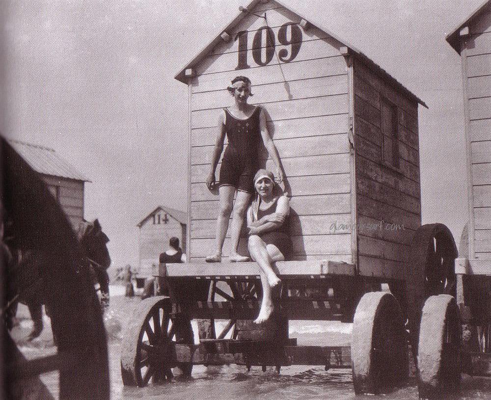Going Swimming On Wheels: 50+ Historic Photos Of Bathing Machines From Victorian Era Inventions