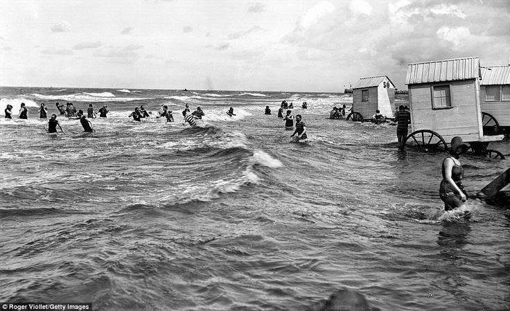 Going Swimming On Wheels: 50+ Historic Photos Of Bathing Machines From Victorian Era Inventions