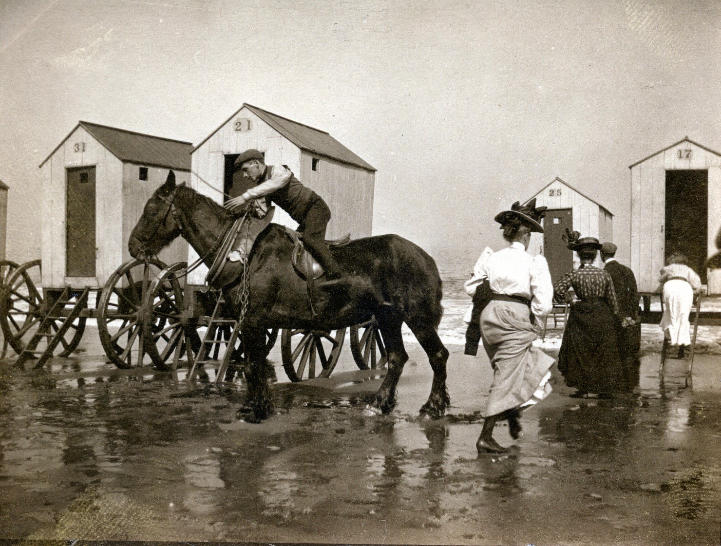 Going Swimming On Wheels: 50+ Historic Photos Of Bathing Machines From Victorian Era Inventions