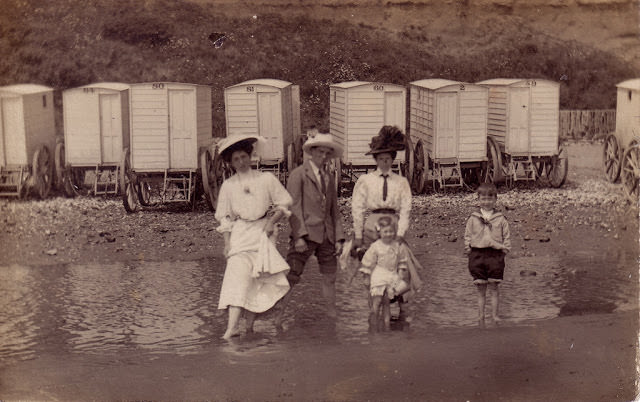 Going Swimming On Wheels: 50+ Historic Photos Of Bathing Machines From Victorian Era Inventions