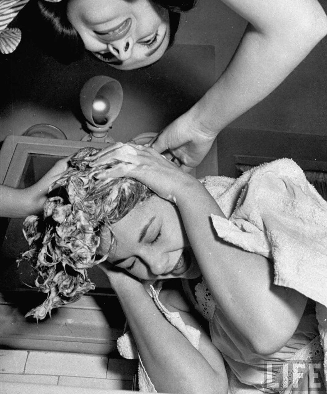 #11 The O’Connor twins Gloria and Consuelo, washing each other’s hair, 1947