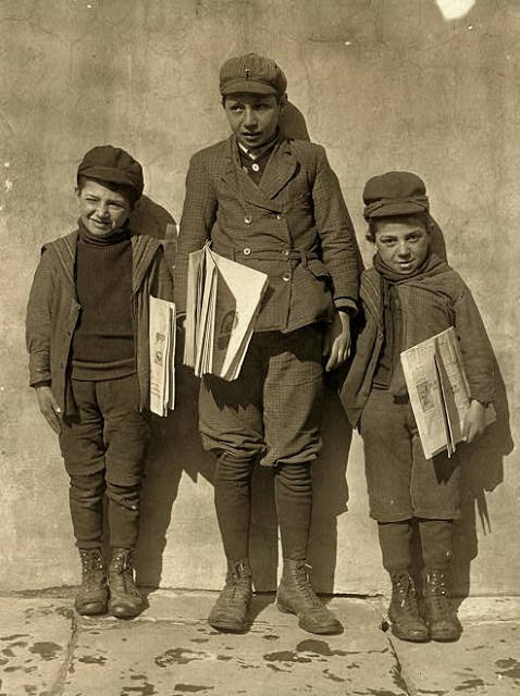 #4 Twin brothers who sell newspapers in Hartford, Connecticut from 1909