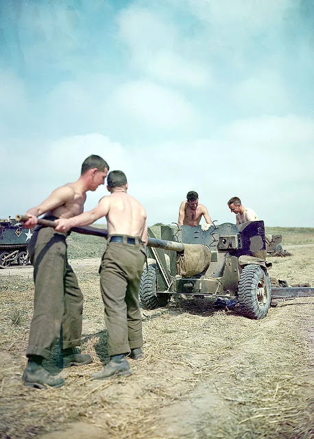 #51 Operation Overlord Normandy, Soldiers of the 3rd Canadian Infantry Division are trying to set up an anti-aircraft gun.