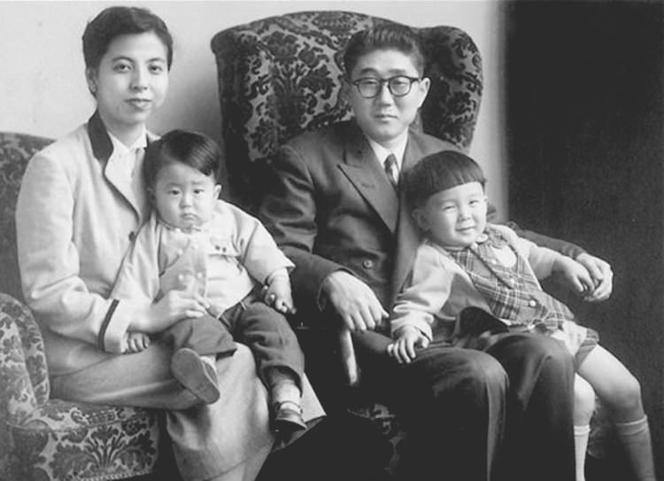 #7 Japanese Prime Minister Shinzo Abe as a child, left, with his family in 1956