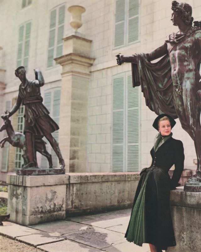 #31 Dior’s ‘New Look’ coat in black wool crépe, Paris, 1947