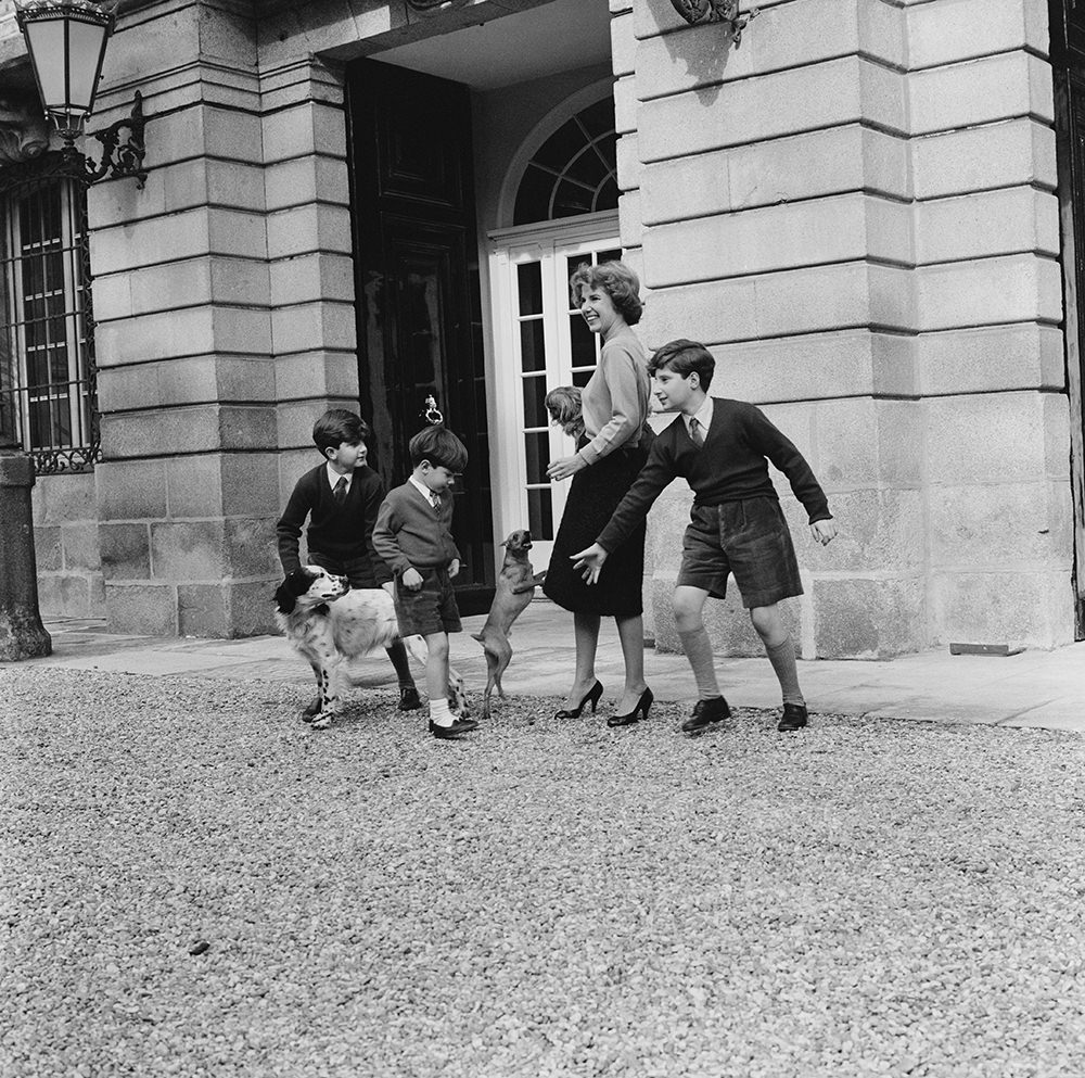 #32 The Duchess of Alba with her children with dogs