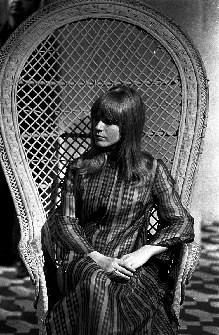 #32 Marianne Faithfull on French program “Les visiteurs d’un soir”, 1966