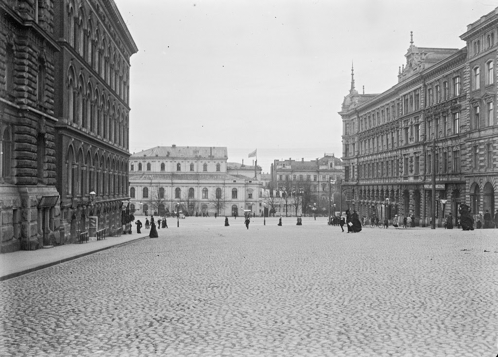 #33 Erottaja (Skillnaden), Helsinki. The Swedish Theater in the front.