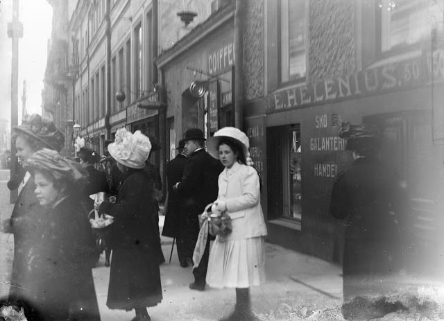 #17 On a street in Helsinki, ca. 1890s