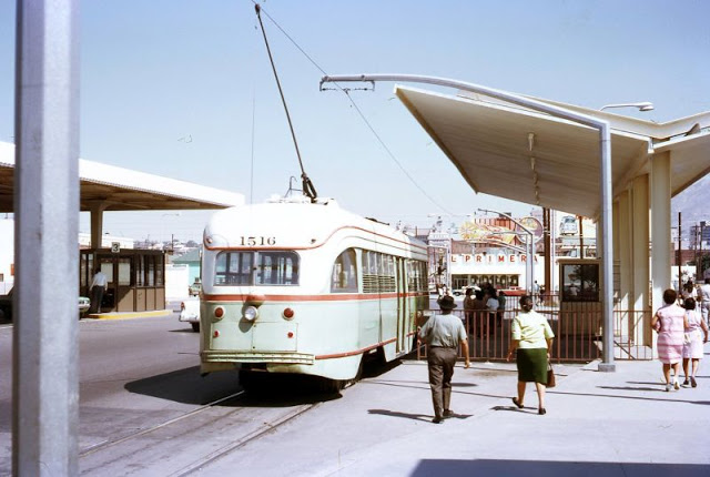 #7 Ciudad Juárez. PCC 1516 tram approaching border into Mexico