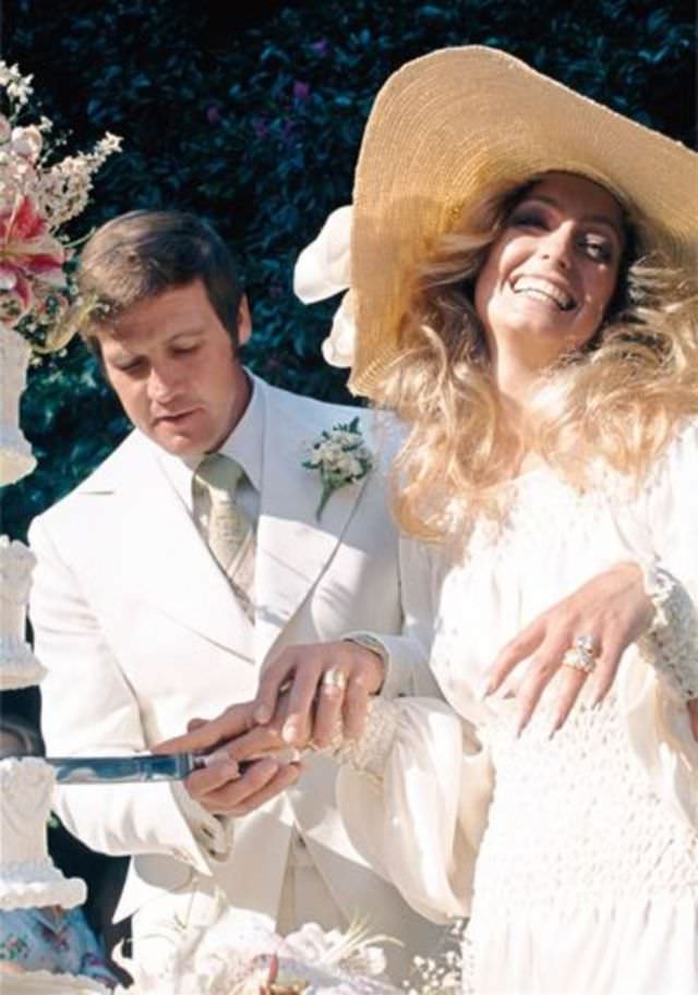 #23 Farrah Fawcett and Lee Majors on their wedding day in 1973