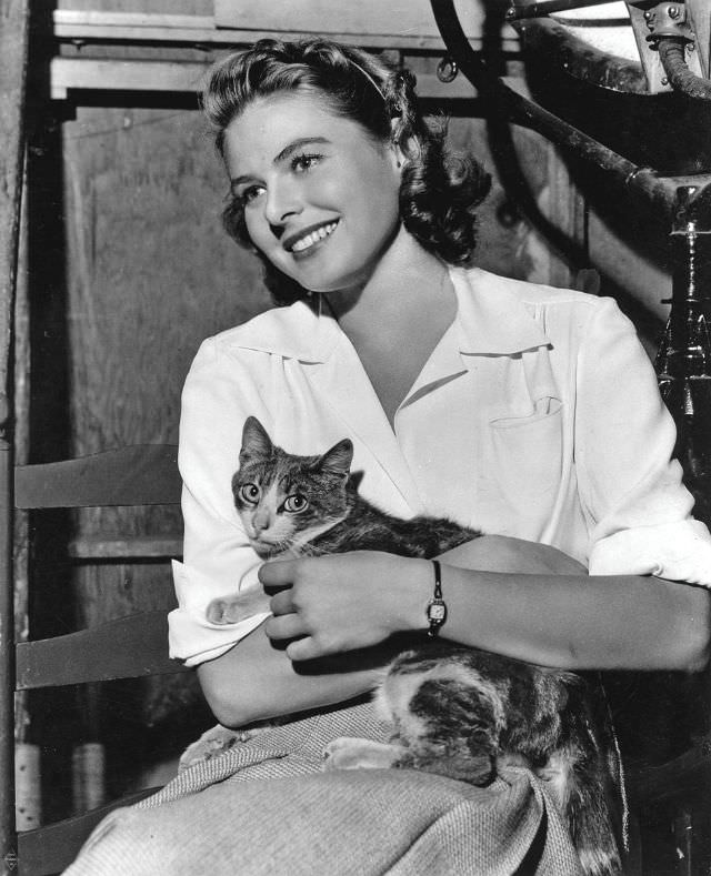 #25 Ingrid Bergman holding her cat, 1940s
