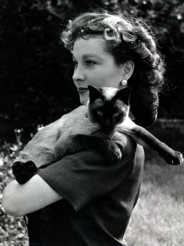 #29 Vivien Leigh with ‘New Boy,’ her Siamese cat, 1940.