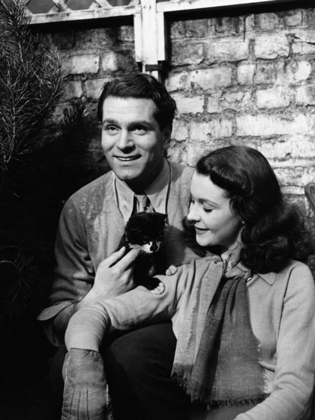#30 Laurence Olivier and Vivien Leigh with their Siamese cat, 1940s