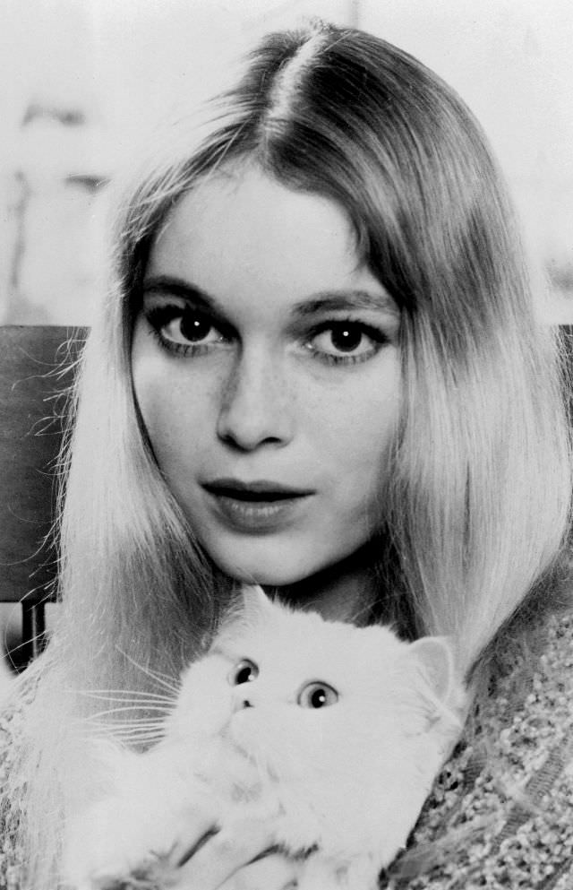 #31 Mia Farrow with her cat ‘Malcolm,’ 1965