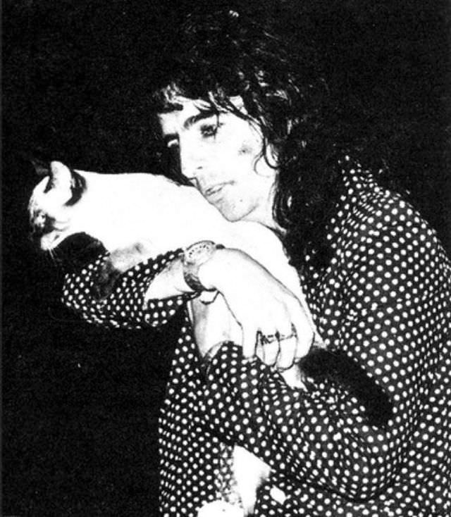 #61 Alice Cooper and his cat