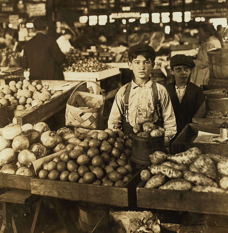 #61 An Indianapolis newsie: (rather young) witness e. N. Clopper. Location: Indianapolis, Indiana