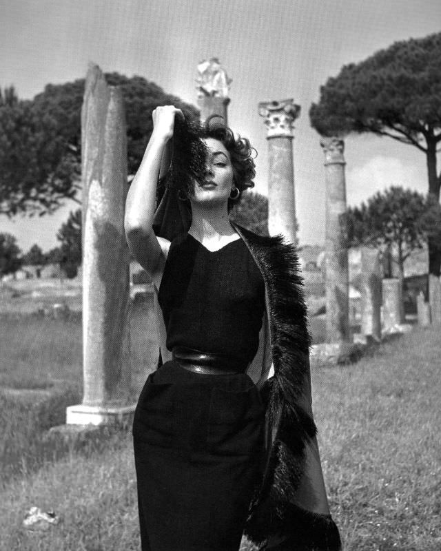 #16 Ivy Nicholson in fringed stole, 1952