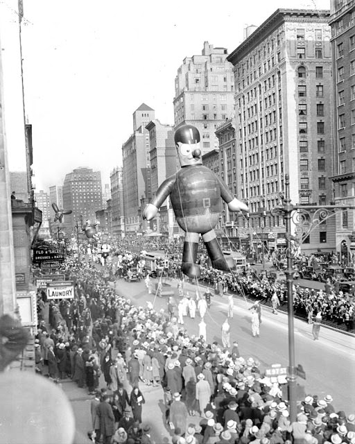 A soldier is marching straight at the Macy’s Thanksgiving Day Parade in 1932.
