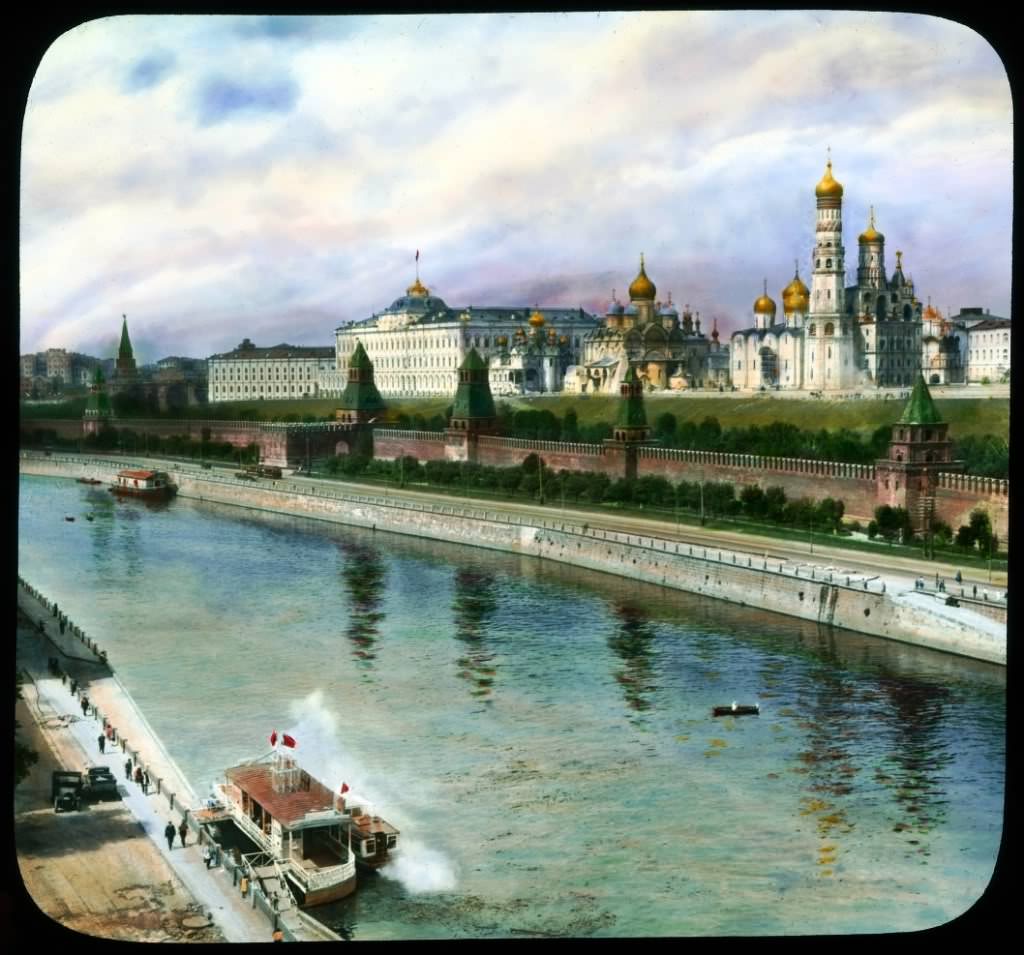 #2 The Kremlin from the Bolshoi Moskvoretsky Most.
