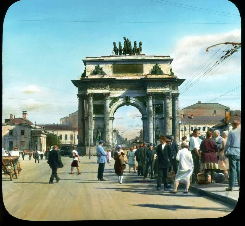 #25 Tversky square, with the still standing New Triumphal Gate.