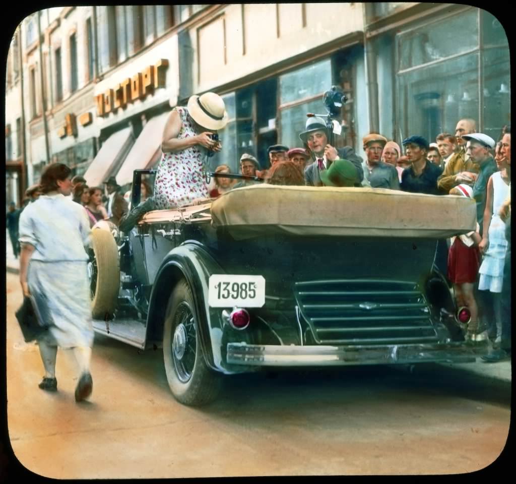 #47 Foreigners taking photos at MosTorg.