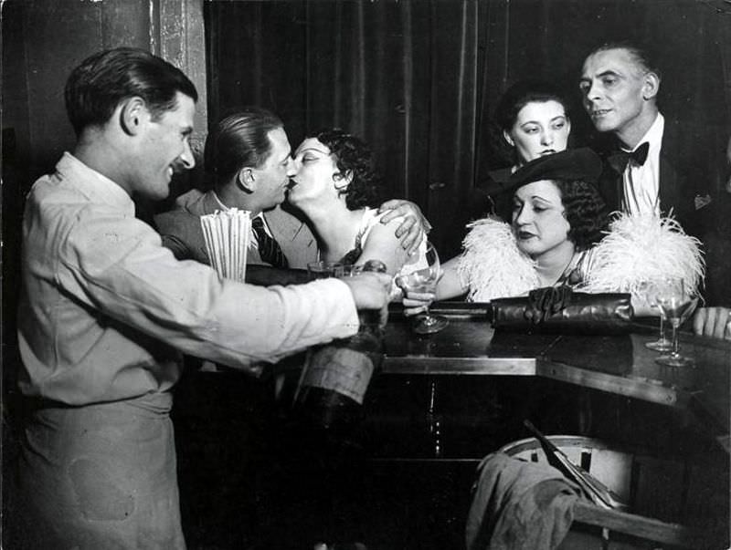 #24 Parisian bar, 1935
