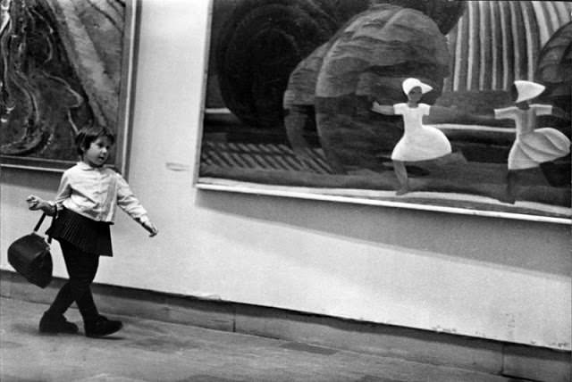 #43 At the exhibition. A girl with a bag, 1960 – Nikolay Tokarev