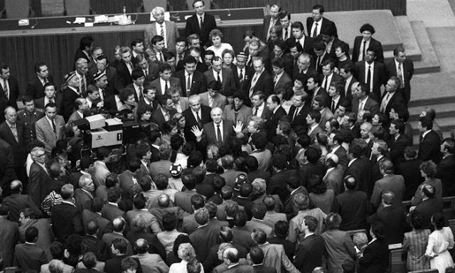 #58 Mikhail Gorbachev surrounded by 2250 members of the new Congress, 1989 – Vladimir Fedorenko