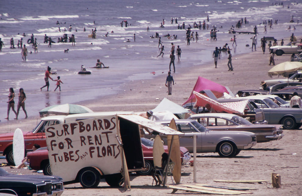 #9 Galveston’s West Beach on the Gulf Of Mexico draws huge crowds, July 1972. (Blair Pittman/NARA)