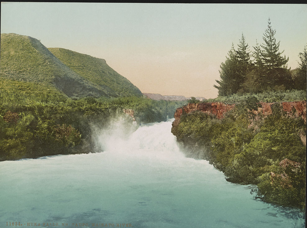 #42 NR Taupo Waikato River, Huka Falls