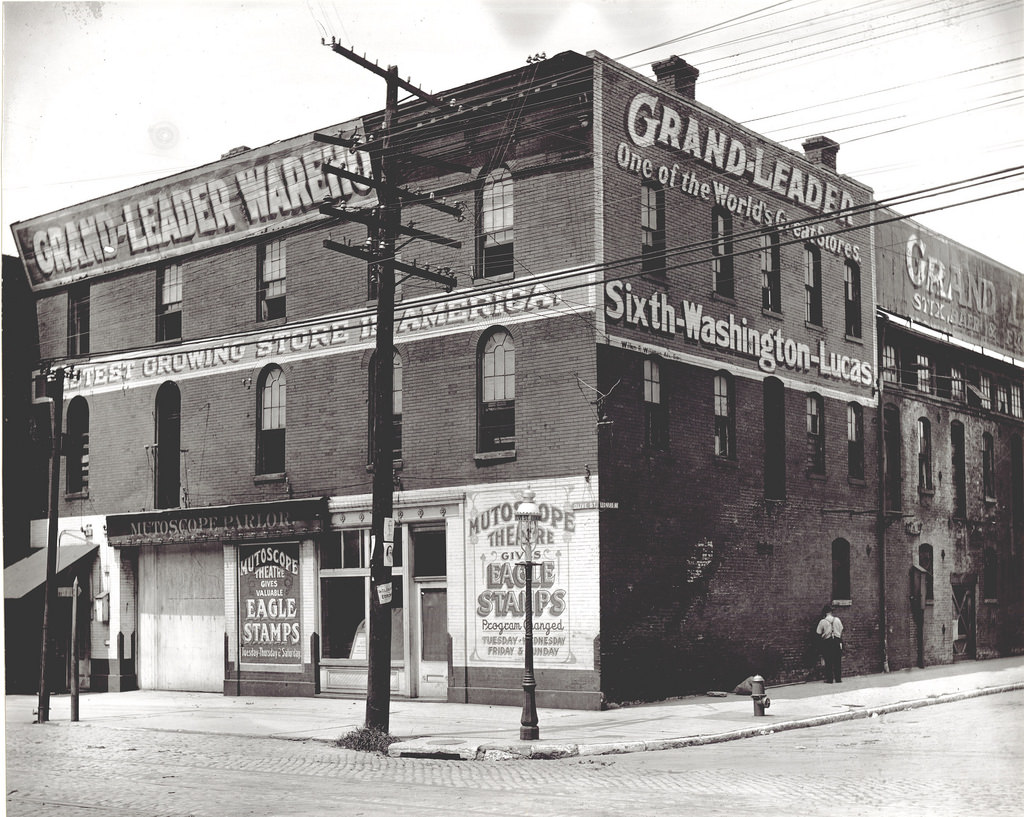 #18 Mutoscope Parlor and Theatre on the northwest corner of Olive Street and Leonard Avenue, 1912