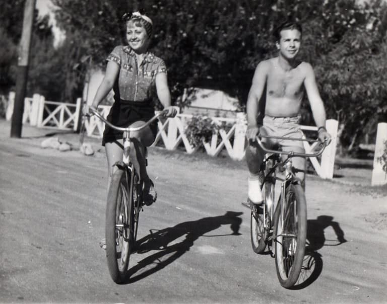 #11 Valerie Bertinelli and Robert Desiderio riding bikes.