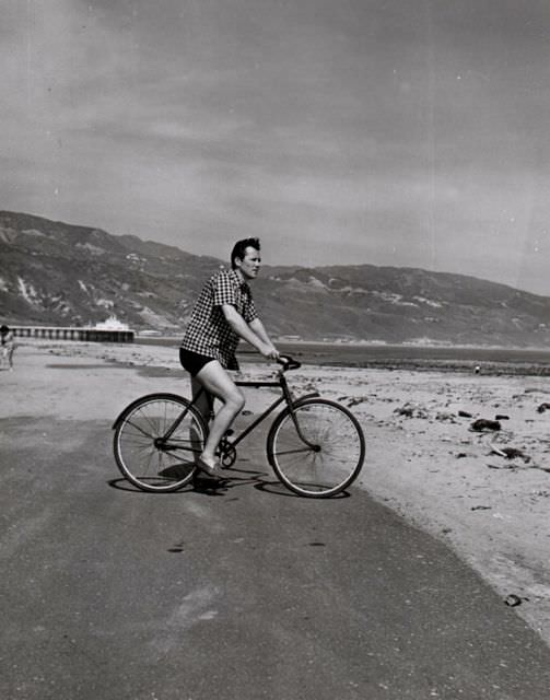 #33 Jason Schwartzman and Mark Wahlberg ride bikes.
