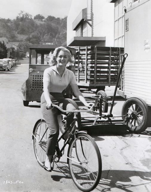 #25 Jan Sterling riding a bike.